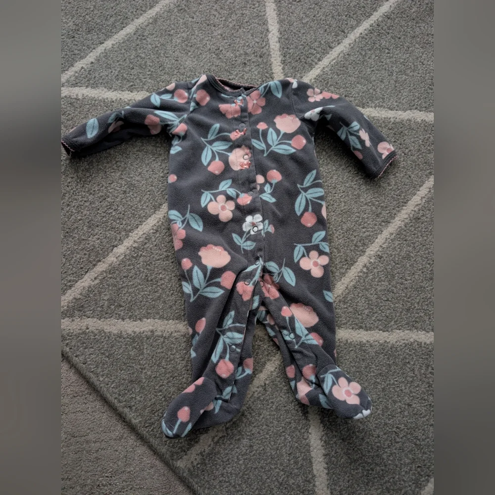 Baby Girl Clothing Bundle Size 0-3 Months Onesies And Fleece Outfits‎